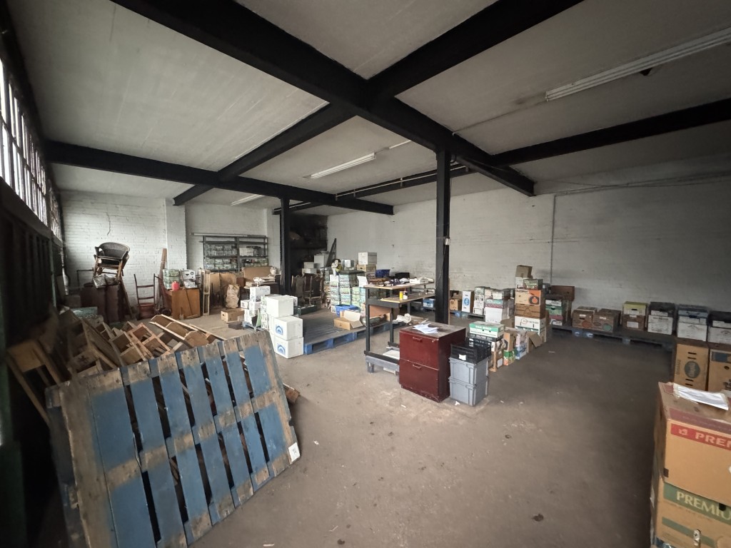 Lot: 150 - COMMERCIAL INVESTMENT WITH FURTHER LETTING POTENTIAL - Storage unit